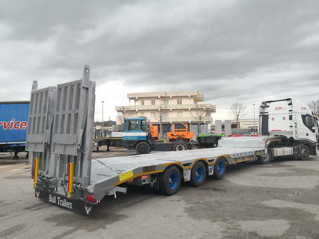 Semirimorchio carrellone con rampe per piattaforme aeree Bull Trailers