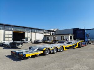 Semirimorchio trasporto veicoli PRONTA CONSEGNA NUOVO BULL TRAILERS allungabile con piano mobile visibile a Frosinone.