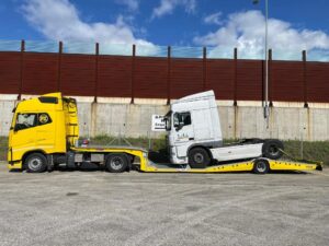 Semirimorchio soccorso stradale a NOLEGGIO per recupero di un trattore stradale