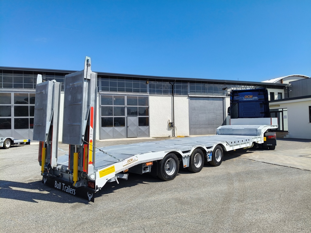 Semirimorchio carrellone PRONTA CONSEGNA rampe doppio pezzo, Bull Trailers “Taurus” 3 assi